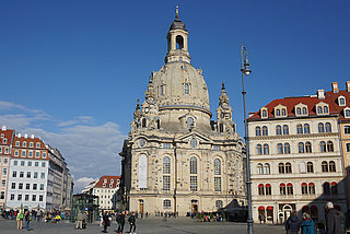 Bild: Neumarkt mit Frauenkirche in Dresden (Foto: evlks, OK)